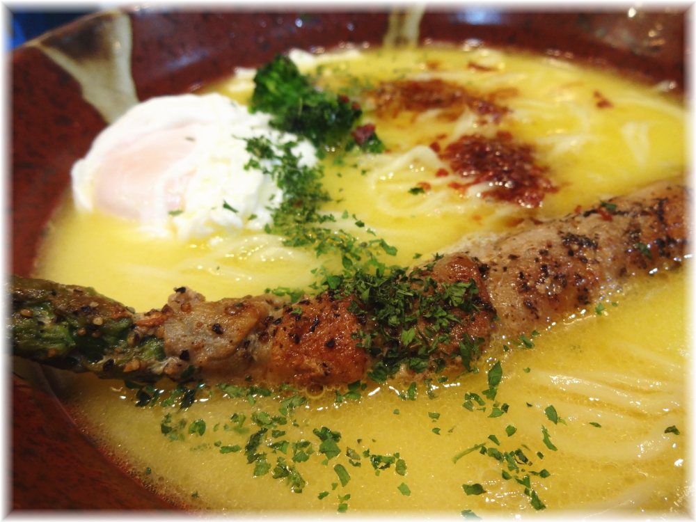 潮 鶏白湯そばの肉巻きアスパラ