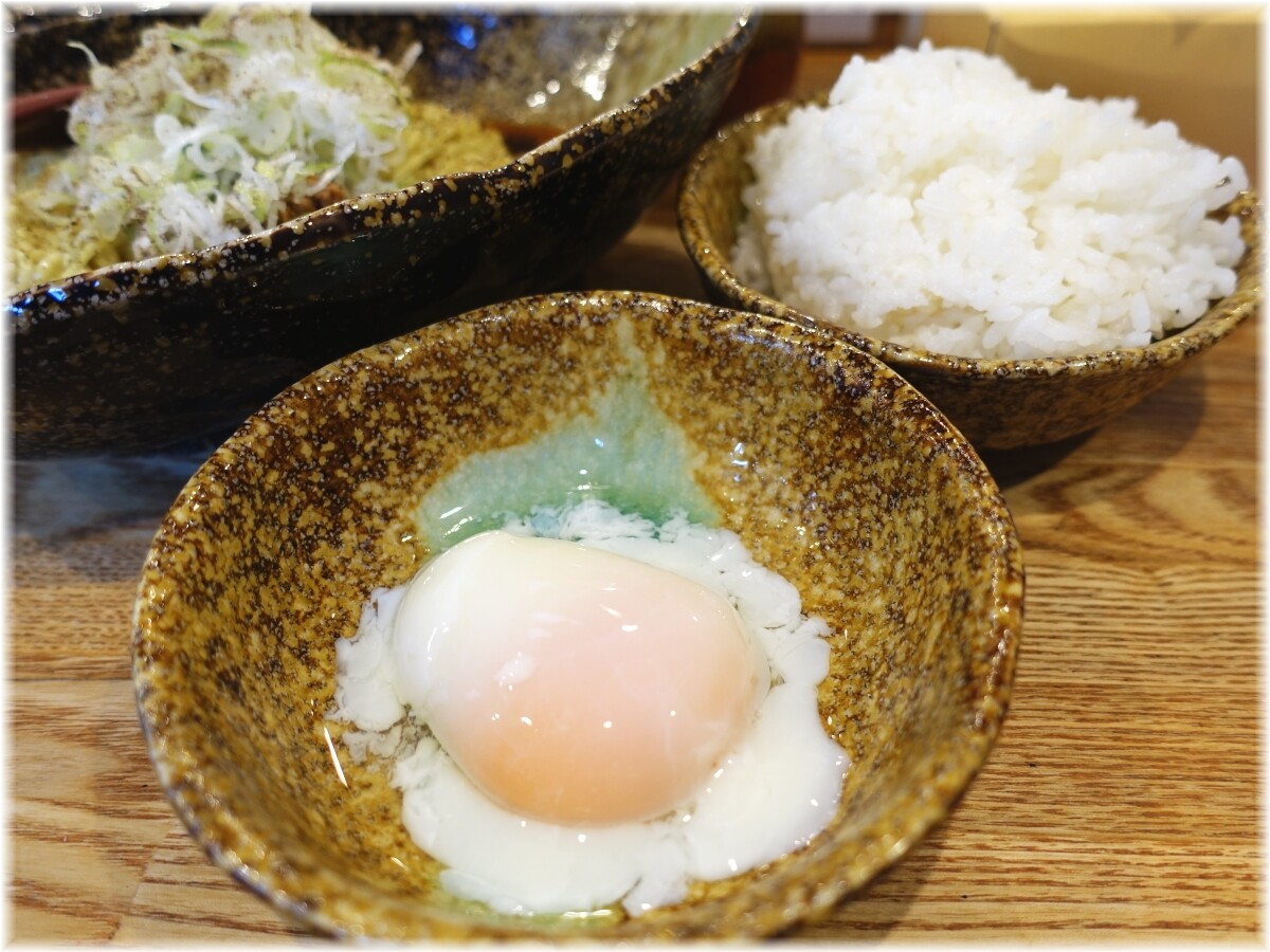 くにまつ セットの温泉玉子とライス