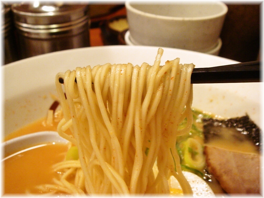 うまやゆめタウン博多店 赤ラーメンの麺