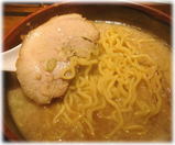 豚そば屋 けっぱれ 豚そば(コク醤油)の麺