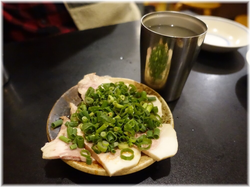 ラーメン健太 芋のお湯割りにチャーシュー盛合せ