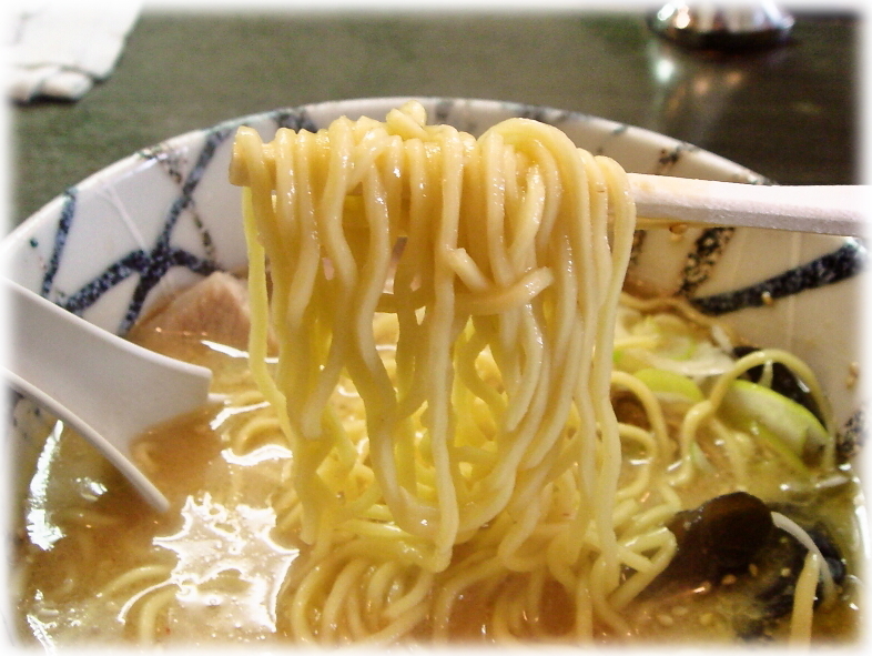 風来居 とろ肉味噌ラーメンの麺
