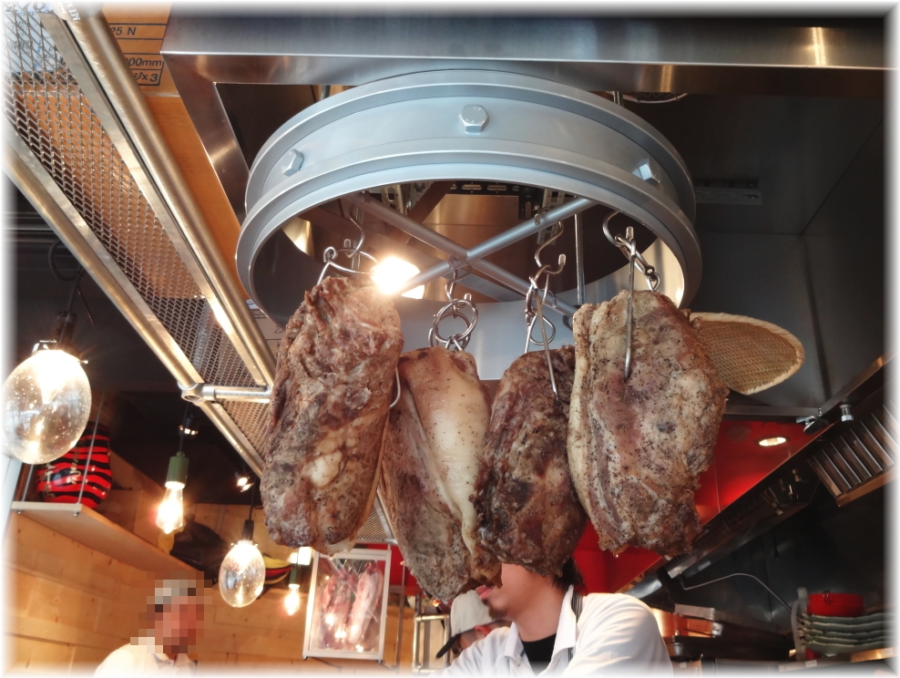 凪Noodle BAR 吊るされた肉の塊