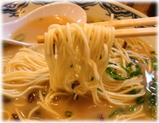 由丸 博多ラーメン(味濃い目)の麺