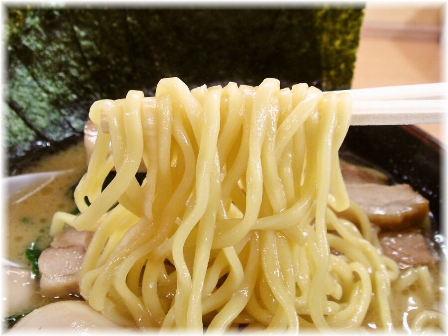 恵比寿家 恵比寿スペシャル(醤油)の麺