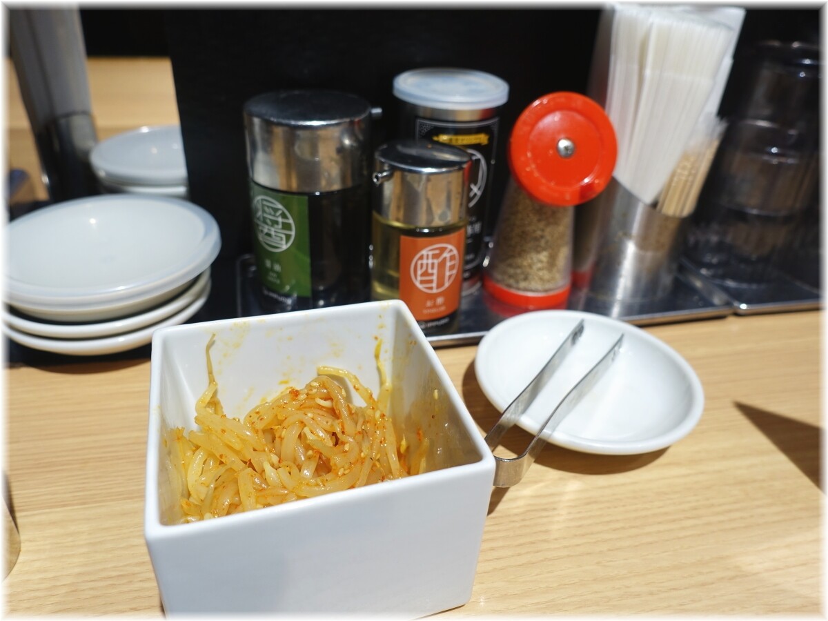 一風堂五反田東口店 卓上の調味料と辛モヤシ