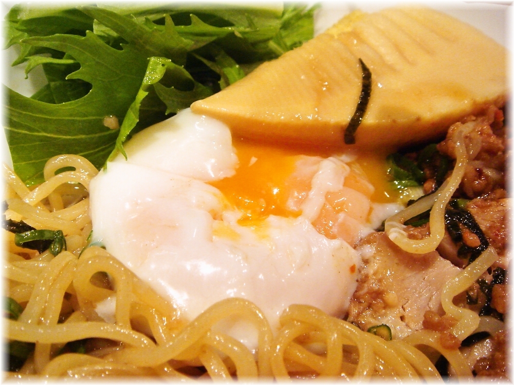 麺処じゃんけんぽん 辛肉みその和え麺に温泉玉子
