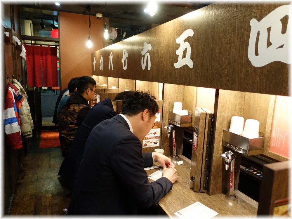 一蘭 横浜桜木町店 店内