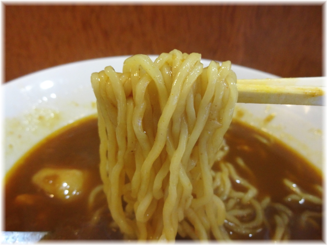 大沢食堂 カレーラーメン(中辛)の麺