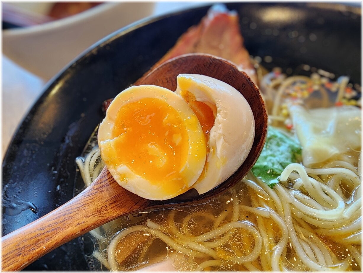 支那蕎麦屋藤花 特製塩らぁ麺の味玉