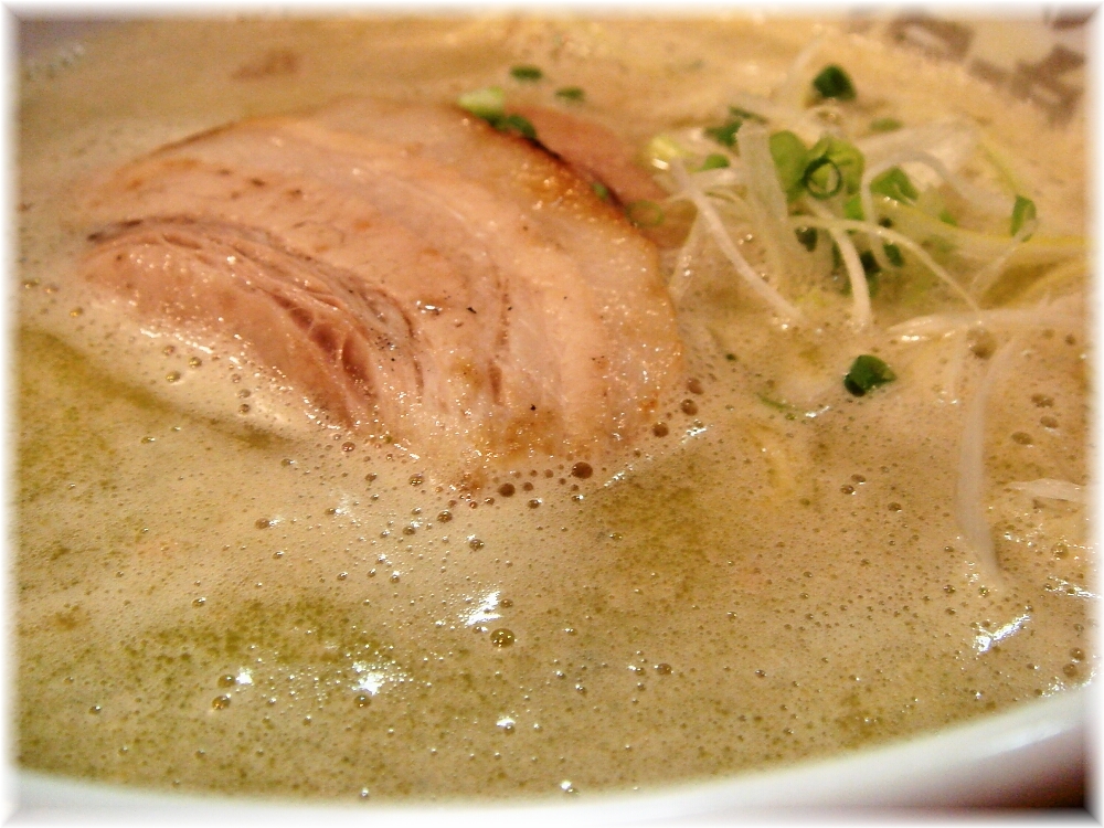 海鳴 中洲店 ラーメンジェノバのスープ