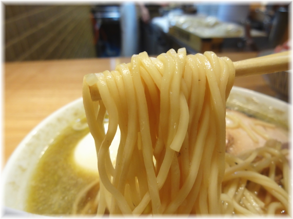 つじ田奥の院 煮干蕎麦(上)の麺