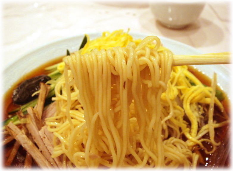 揚子江菜館 元祖冷やし中華(五色涼拌麺)の麺