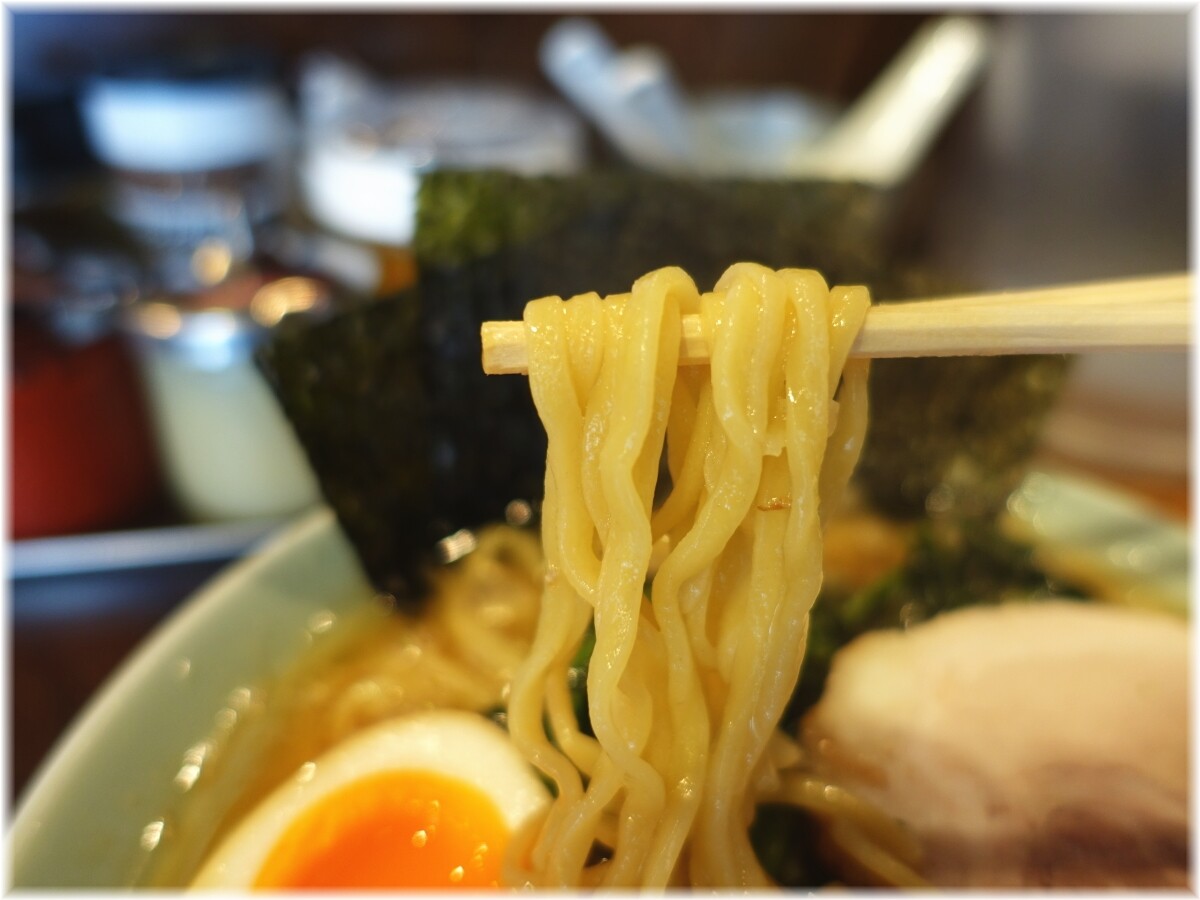 いずみ家 ラーメンに味玉の麺
