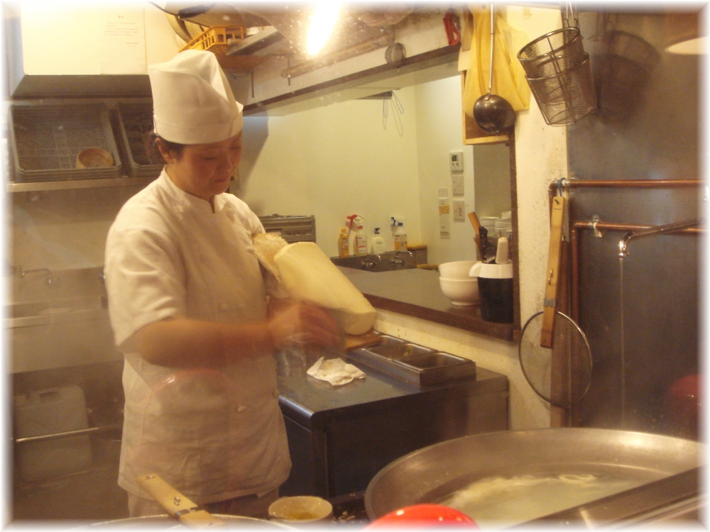 西安刀削麺酒楼 三田店 刀削麺実演