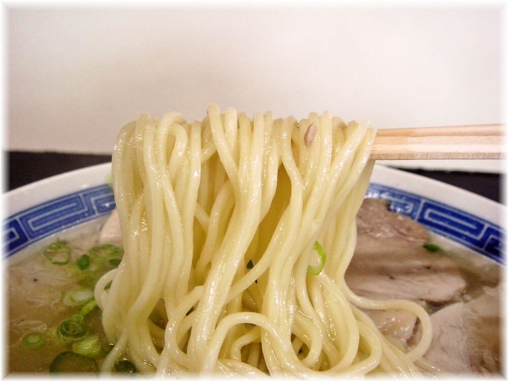 つる荘 ラーメンの麺