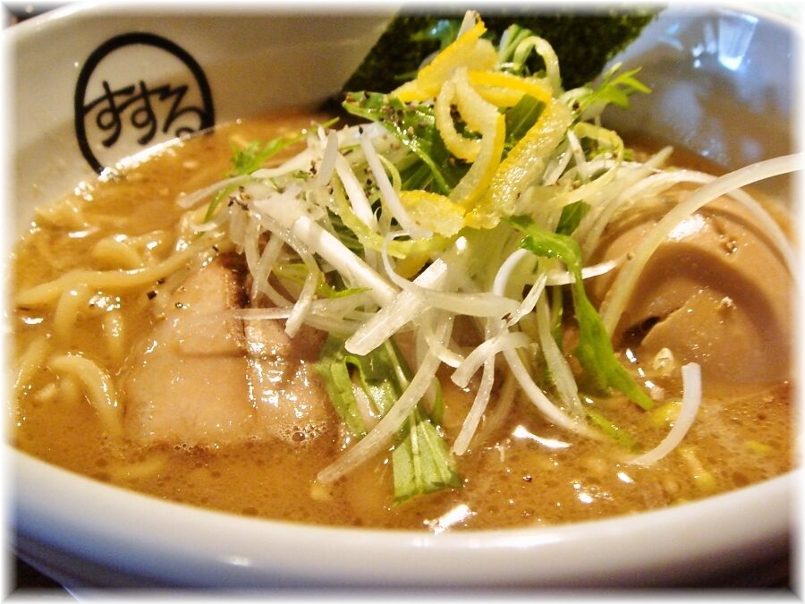 麺やすする 味玉濃厚醤油らーめんの具
