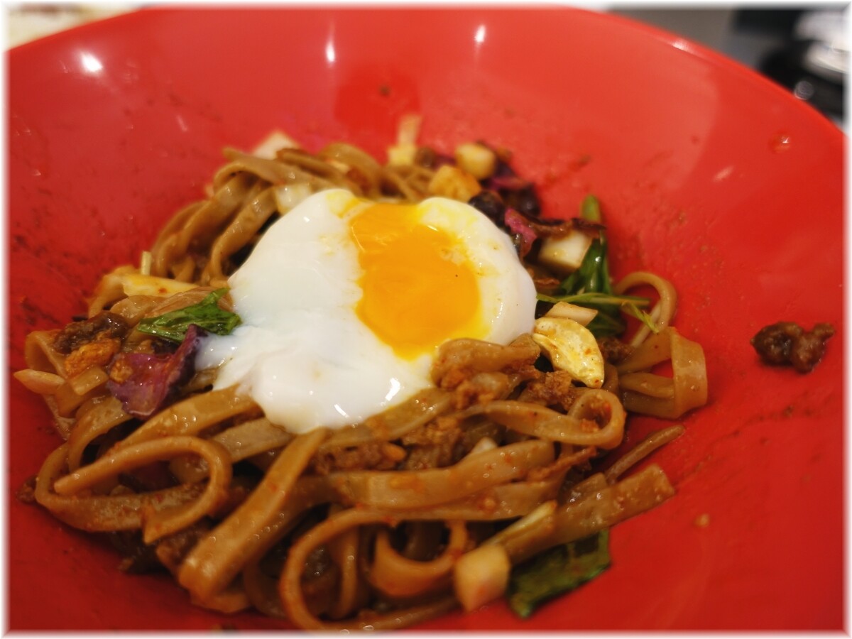 エニシスタンド えにし担担麺に温玉