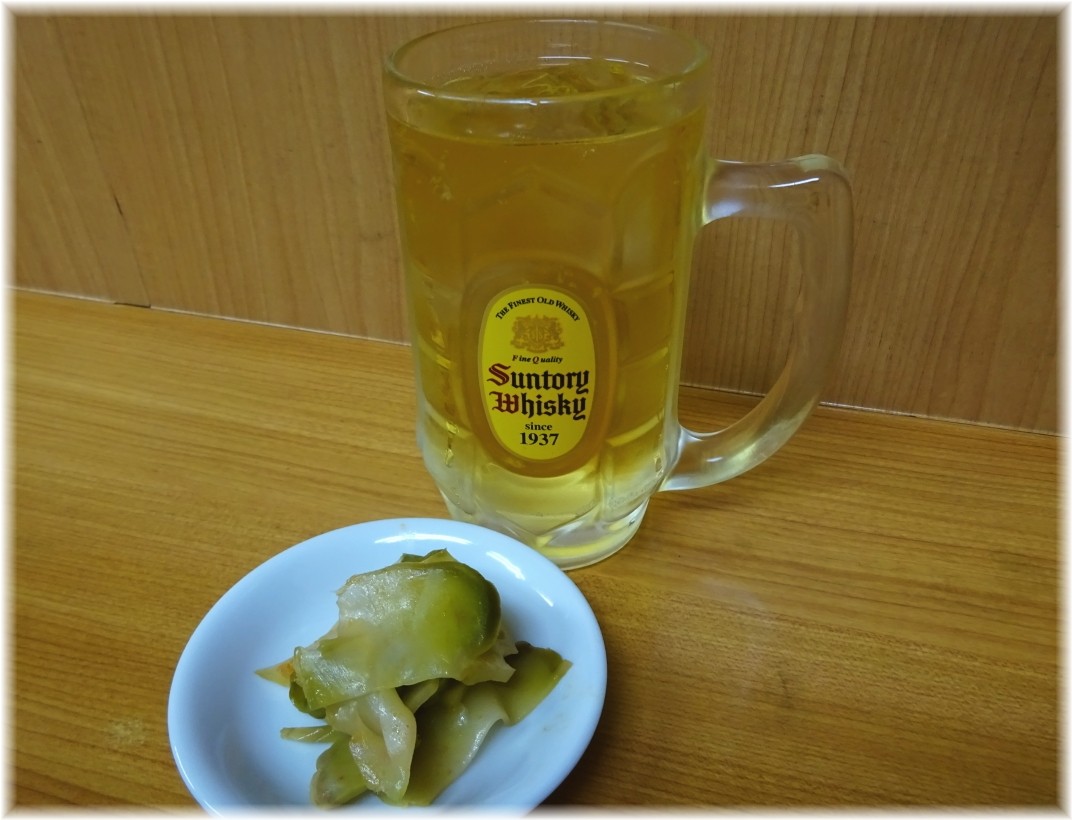 兆徳 ハイボールと付け合わせのザーサイ