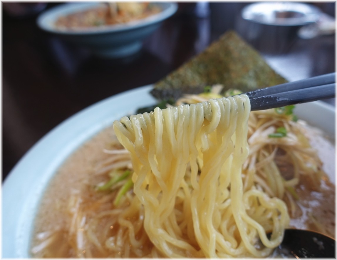 ニューラーメンショップ桶川店 ネギラーメンの麺