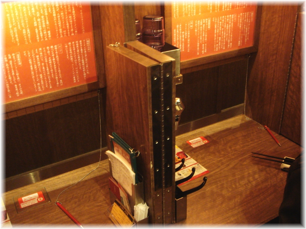 一蘭天神西通り店 仕切り板1