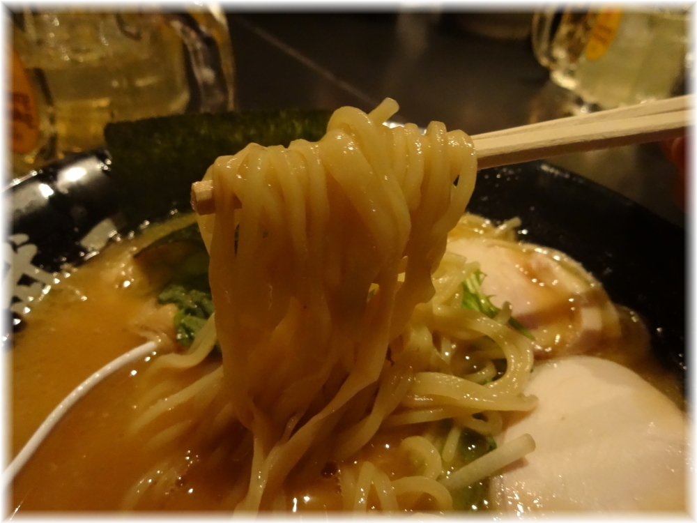 武一 濃厚鶏骨醤油らーめんの麺