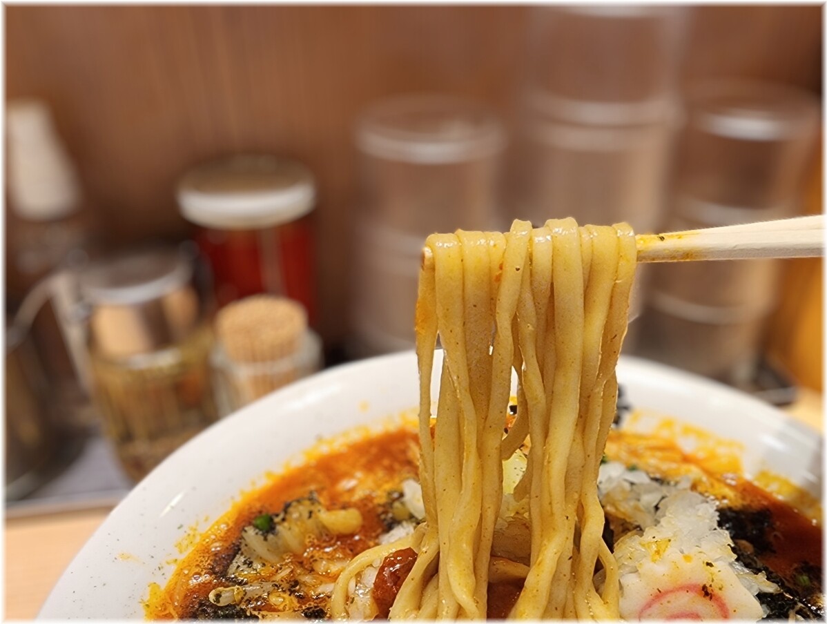 玉赤備 赤辛中華そばの麺