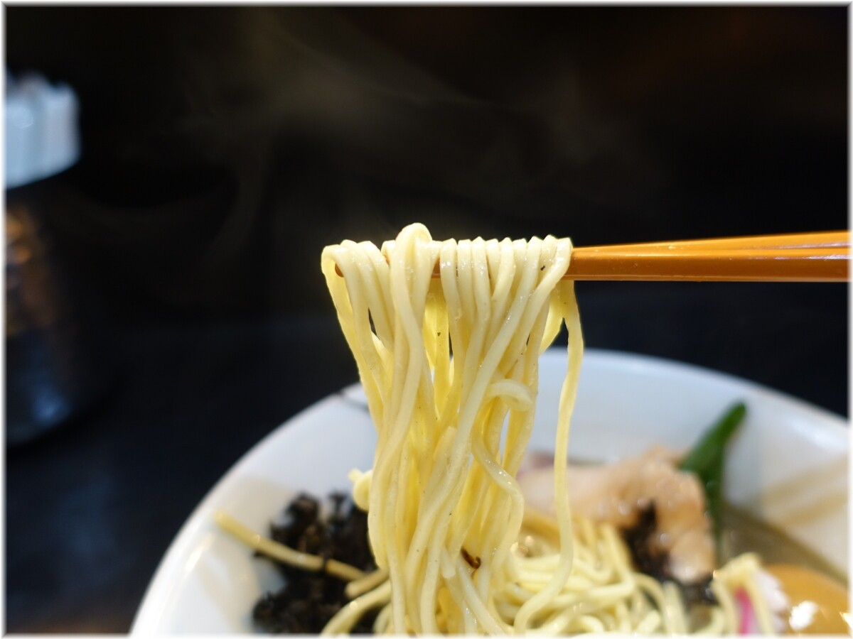 いづる 味玉濃厚そばの麺