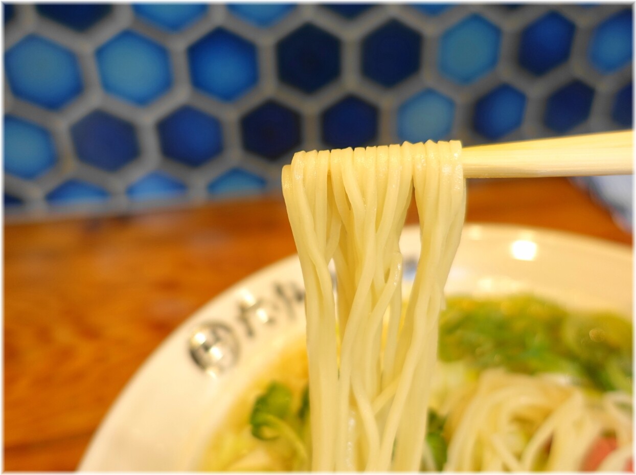 竹麓輔らーめん創作工房 牛塩らーめんの麺