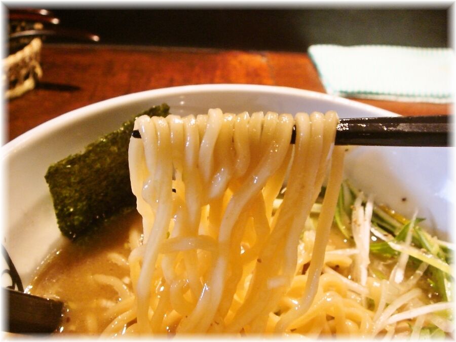 麺やすする 味玉濃厚醤油らーめんの麺