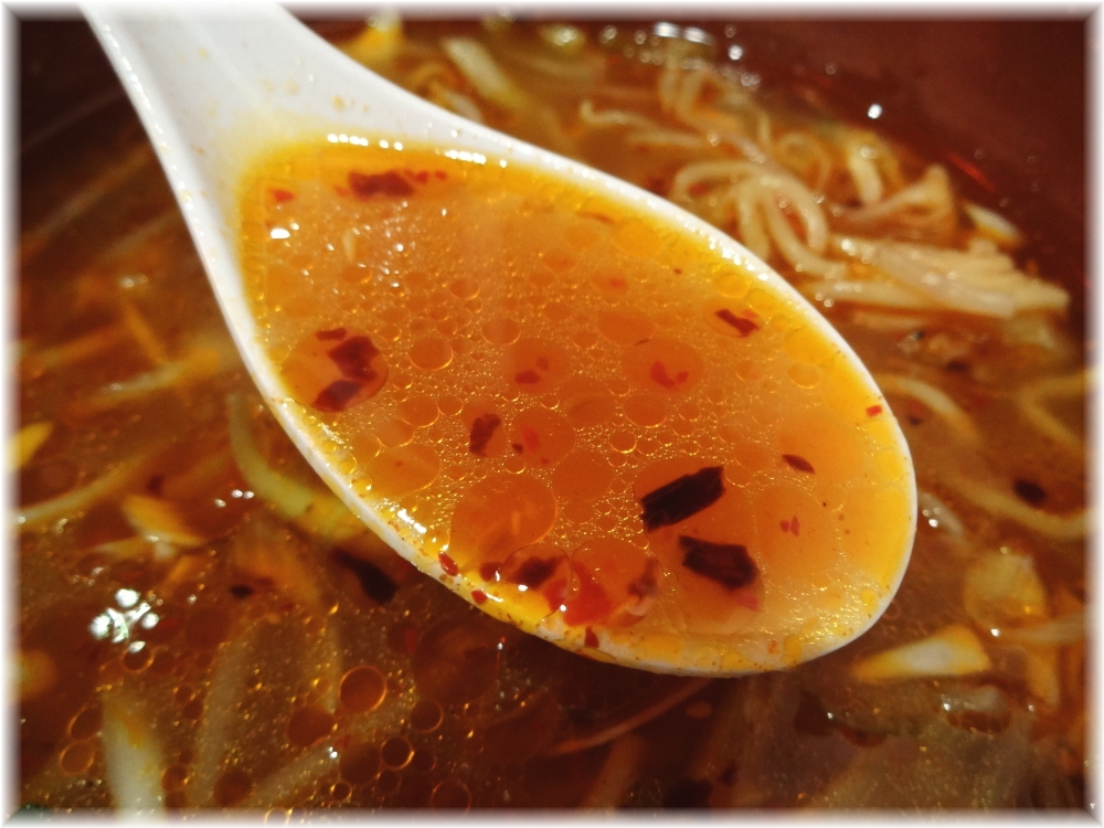 万世麺店霞が関店 排骨辛菜麺のスープ