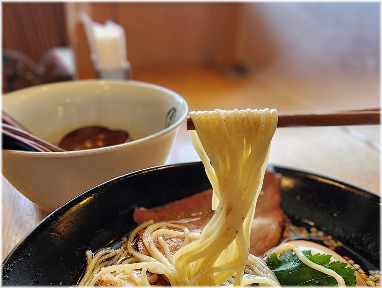 支那蕎麦屋藤花 特製塩らぁ麺の麺