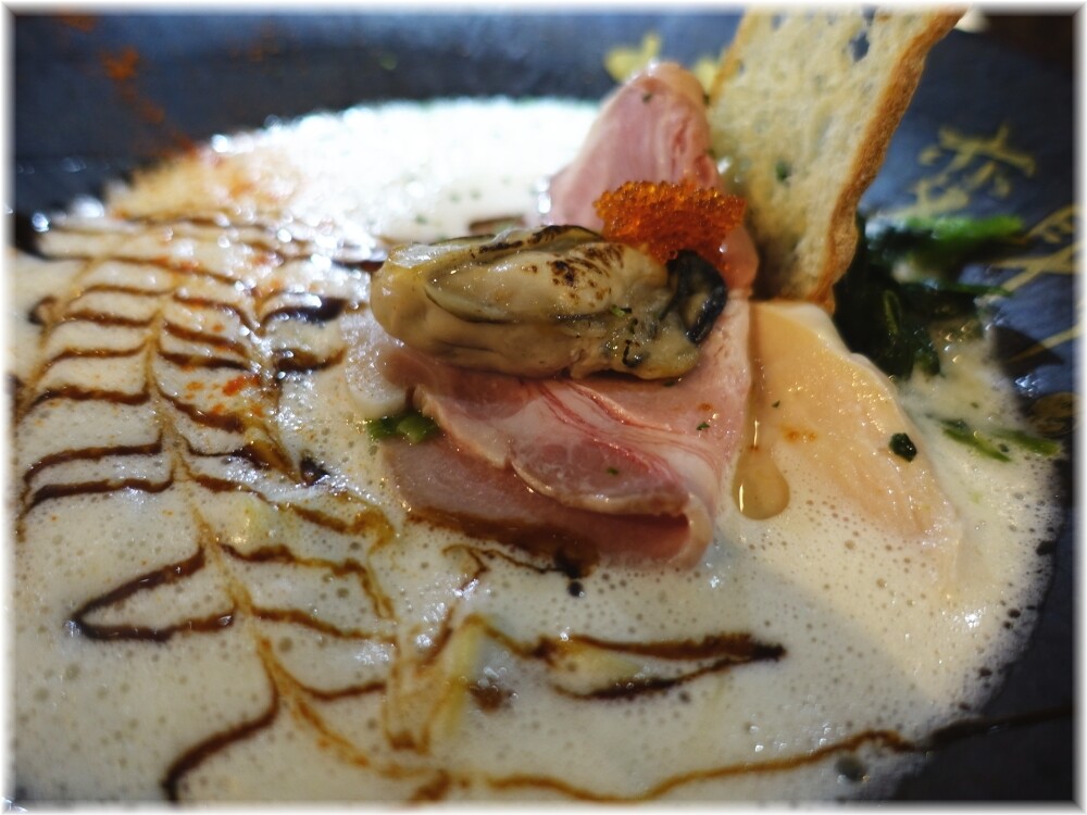 ただいま変身中 牡蠣ラーメン鯛出汁×豆乳の具