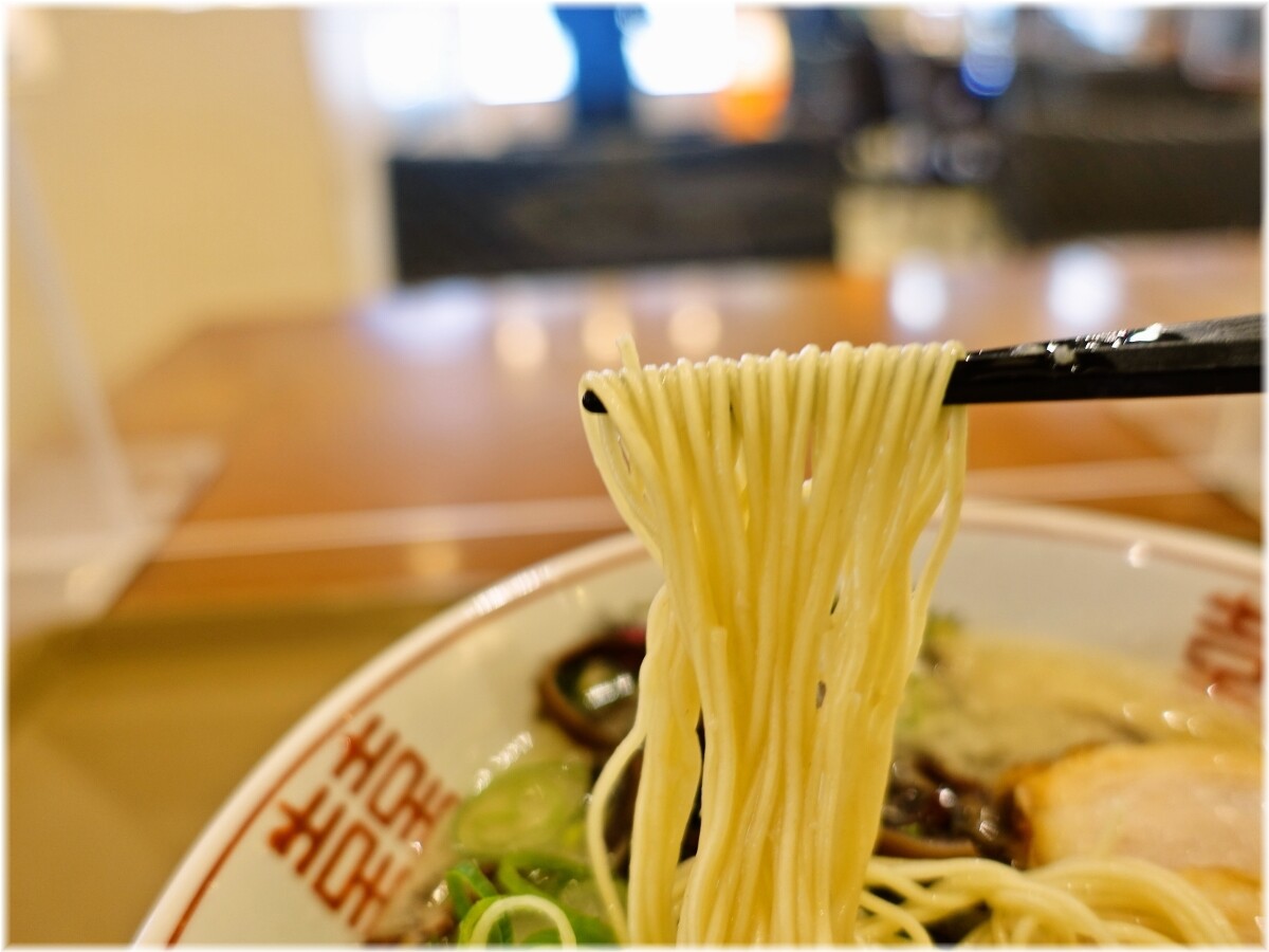 博多だるまMM店 博多セットのラーメンの麺