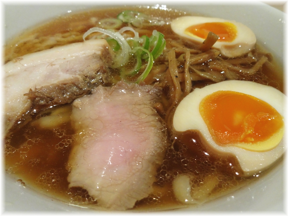 麺や七彩 味玉らーめん(醤油味)の具