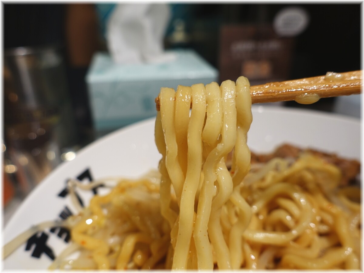 まぜそば渋谷チョップス 辛味野菜バターの麺