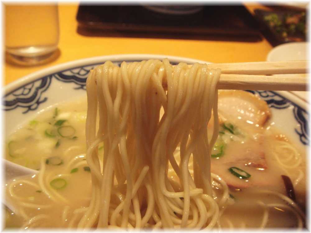 博多らーめん由丸 博多らーめんの麺