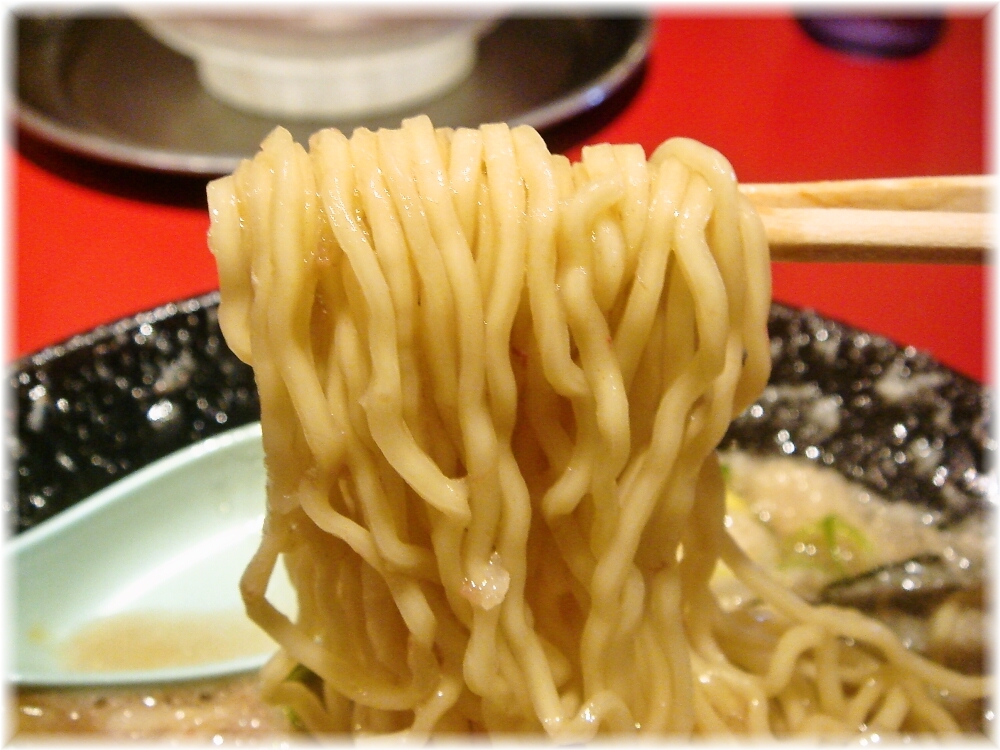 火の国文龍総本店 とんこつ黒の麺