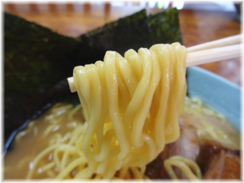 ラーメン三和 ネギ角煮ラーメンの麺