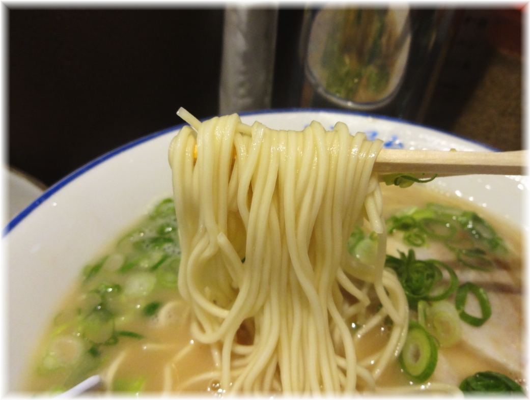 一心亭 新橋店 ラーメンの麺