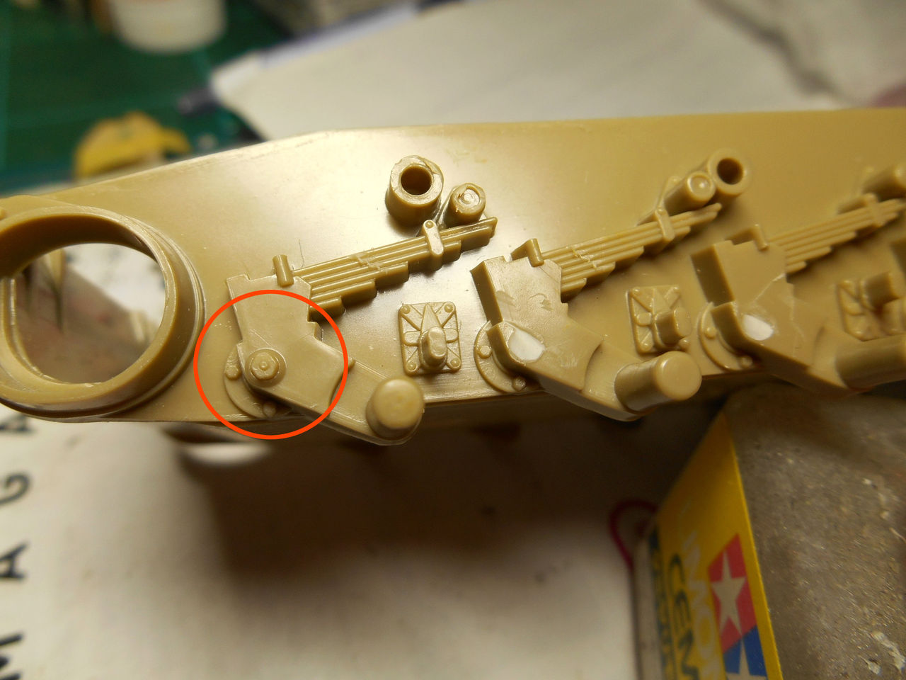 ガンダムコンバージ ボール格納庫①（タミヤ1/35ドイツ小火器セットで 