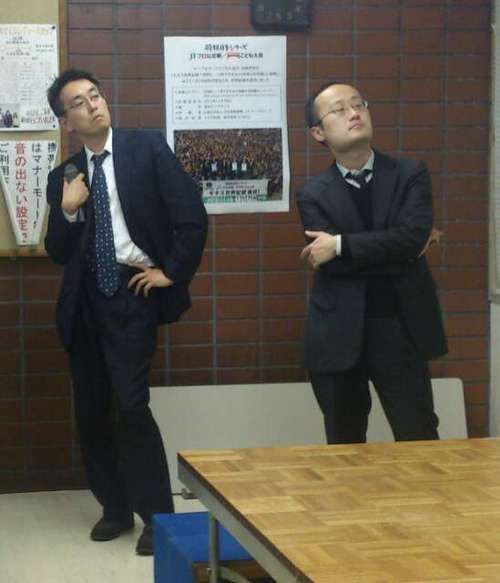 ジョジョ立ちをする羽生さんと渡辺棋士