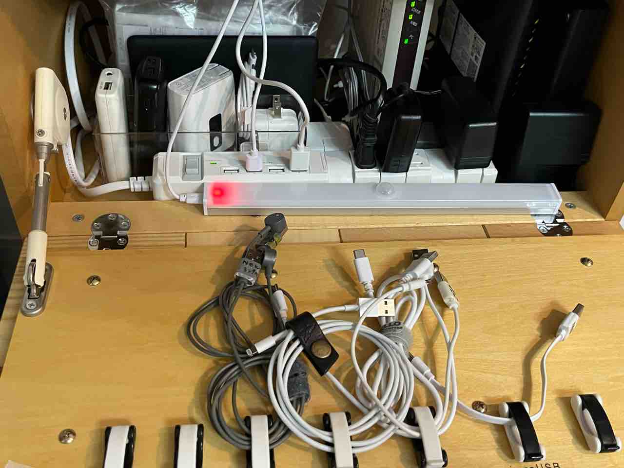 断捨離】絡まったケーブルを解き放す！暮らしをシンプルにするための