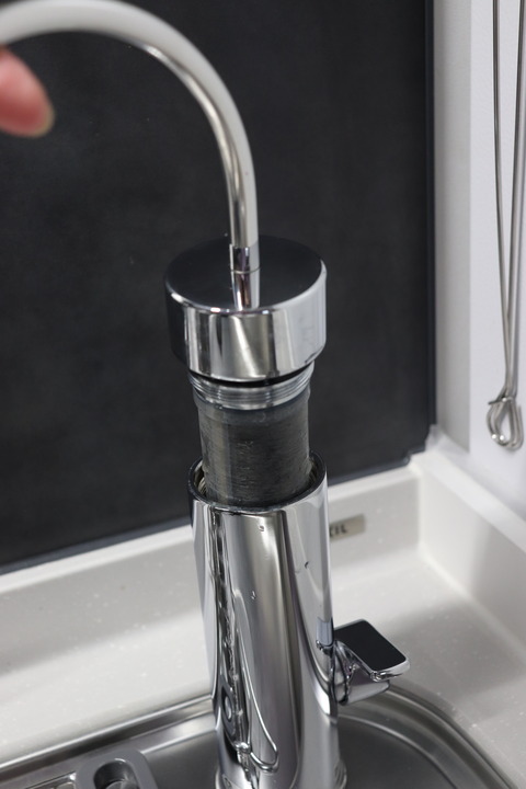 浄水器のカートリッジ交換の様子