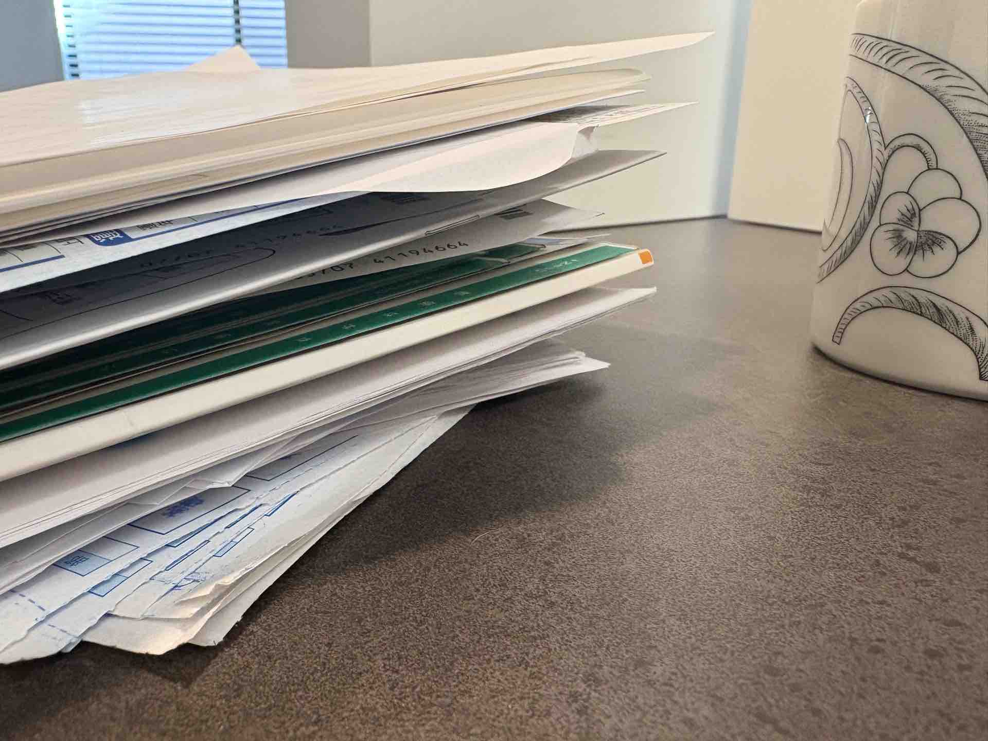 積み重なる紙の山をゼロへ。2ヶ月で家中スッキリ計画・第6週「書類整理