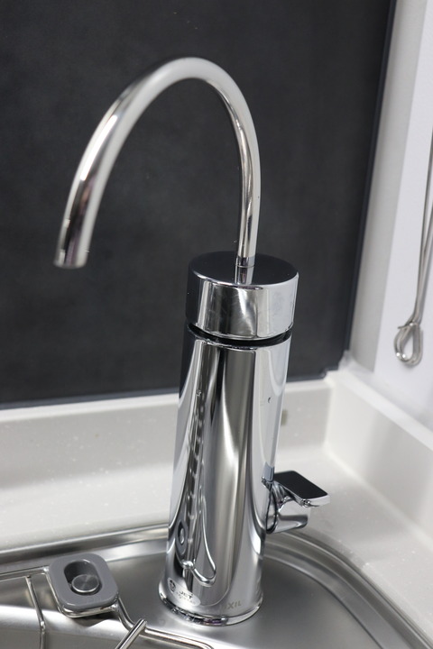 浄水器のカートリッジ交換の様子