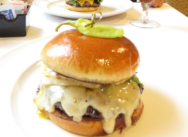 レストランでハンバーグ