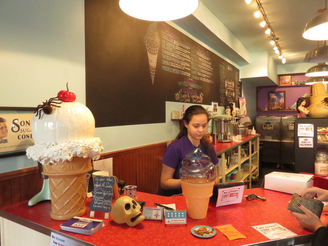 ハロウィーンのお店飾り付け