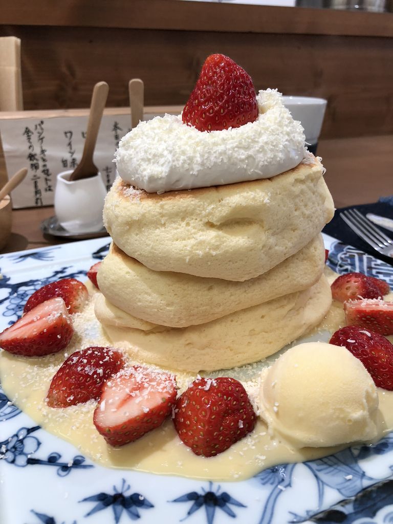 しっとりきめ細やか な贅沢ふわふわ米粉パンケーキ3段重ね 紅鶴 あみちゃん浅草ルポルタージュ