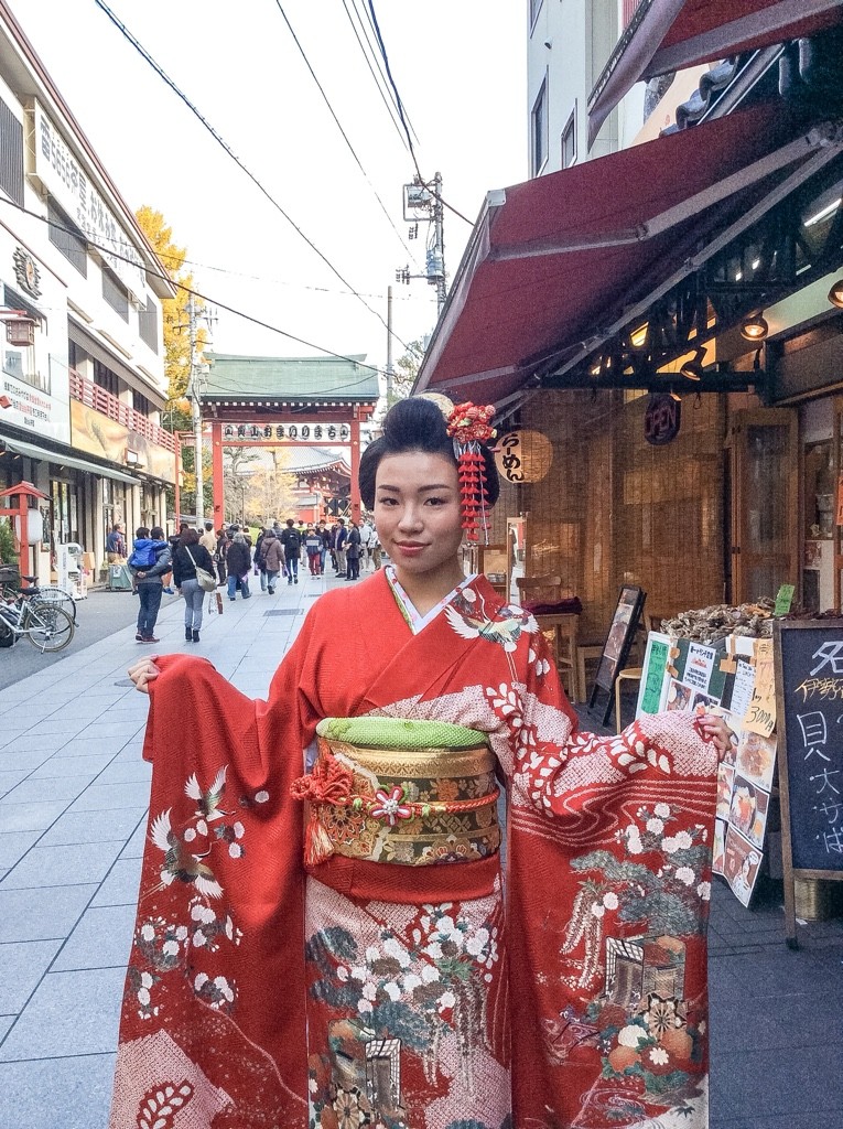 成人式の前撮りで お振袖を着ました 新日本髪で真っ赤な振袖 個性的でとっても可愛かったです 浅草さわだ屋 レンタル着物で浅草散策
